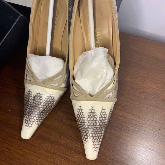 Authentic CHANEL 2 tone pump shoes in snake skin leather - Picture 4 of 14